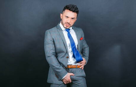 Der gut gebaute Kike Gil und der attraktive Leo Rosso ficken in den Arsch, nachdem sie einen Schwanz gelutscht haben