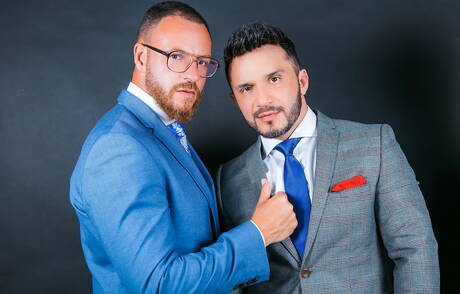 Der gut gebaute Kike Gil und der attraktive Leo Rosso ficken in den Arsch, nachdem sie einen Schwanz gelutscht haben