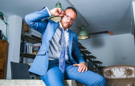 Der gut gebaute Kike Gil und der attraktive Leo Rosso ficken in den Arsch, nachdem sie einen Schwanz gelutscht haben