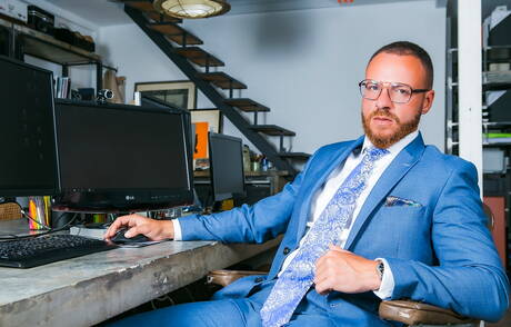 Der gut gebaute Kike Gil und der attraktive Leo Rosso ficken in den Arsch, nachdem sie einen Schwanz gelutscht haben