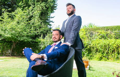 Der starke Mann Joe Gillis und der Hengst Leo Grin ficken sich in den Arsch, nachdem sie draußen einen Schwanz gelutscht haben