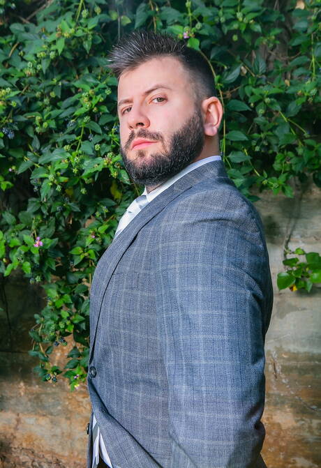 Der starke Mann Joe Gillis und der Hengst Leo Grin ficken sich in den Arsch, nachdem sie draußen einen Schwanz gelutscht haben