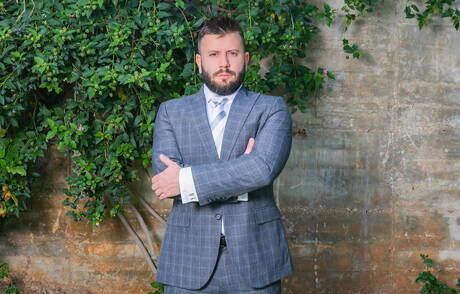 Der starke Mann Joe Gillis und der Hengst Leo Grin ficken sich in den Arsch, nachdem sie draußen einen Schwanz gelutscht haben