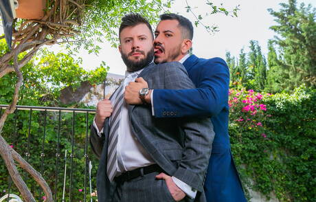 Der starke Mann Joe Gillis und der Hengst Leo Grin ficken sich in den Arsch, nachdem sie draußen einen Schwanz gelutscht haben