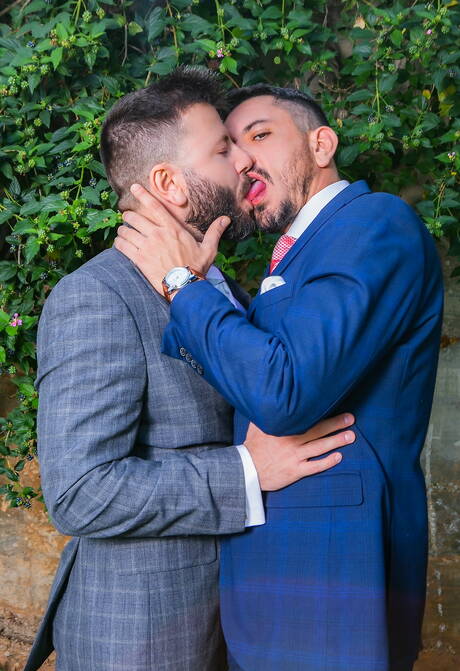 Der starke Mann Joe Gillis und der Hengst Leo Grin ficken sich in den Arsch, nachdem sie draußen einen Schwanz gelutscht haben