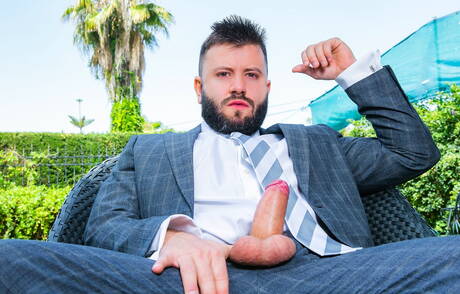 Der starke Mann Joe Gillis und der Hengst Leo Grin ficken sich in den Arsch, nachdem sie draußen einen Schwanz gelutscht haben