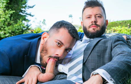 Der starke Mann Joe Gillis und der Hengst Leo Grin ficken sich in den Arsch, nachdem sie draußen einen Schwanz gelutscht haben