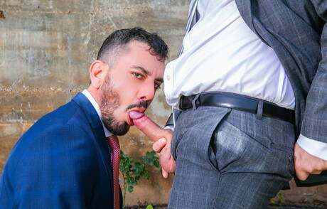 Der starke Mann Joe Gillis und der Hengst Leo Grin ficken sich in den Arsch, nachdem sie draußen einen Schwanz gelutscht haben