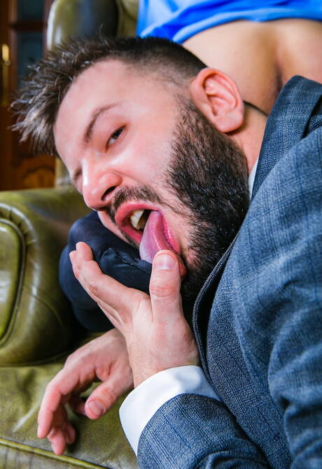 Der starke Mann Joe Gillis und der Hengst Leo Grin ficken sich in den Arsch, nachdem sie draußen einen Schwanz gelutscht haben