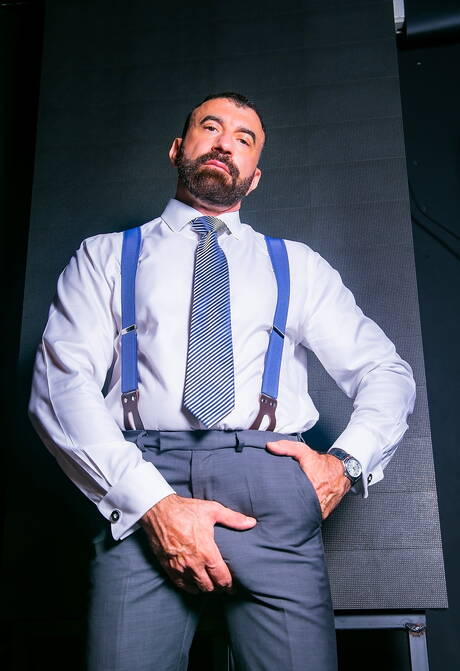 Der kräftige Joe Casio und der haarige portugiesische Bär Sir Peter ficken nach dem Saugen in den Arsch