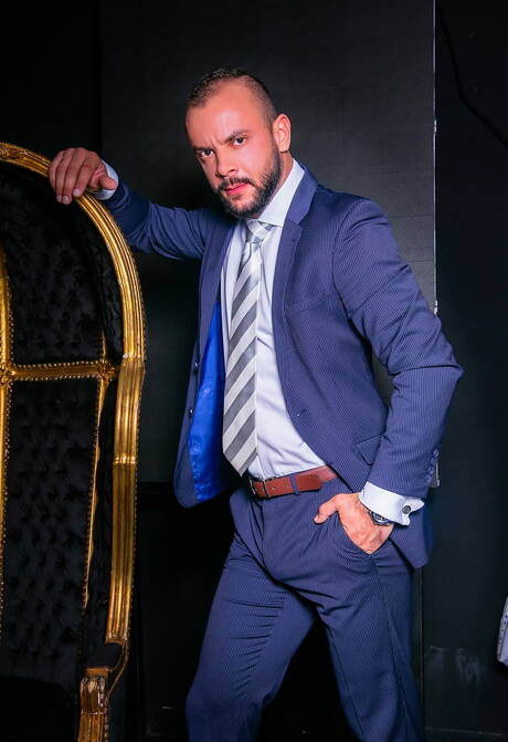 Der kräftige Joe Casio und der haarige portugiesische Bär Sir Peter ficken nach dem Saugen in den Arsch