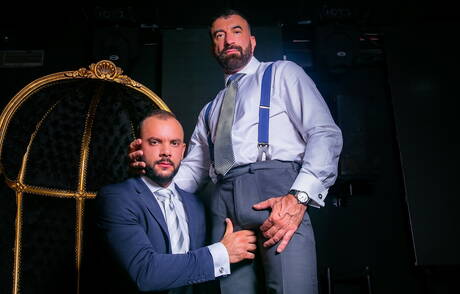 Der kräftige Joe Casio und der haarige portugiesische Bär Sir Peter ficken nach dem Saugen in den Arsch