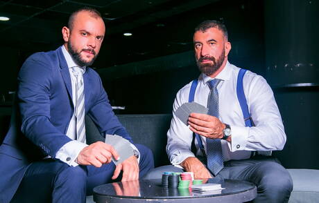 Der kräftige Joe Casio und der haarige portugiesische Bär Sir Peter ficken nach dem Saugen in den Arsch