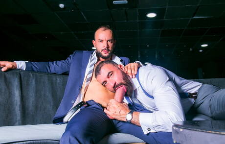 Der kräftige Joe Casio und der haarige portugiesische Bär Sir Peter ficken nach dem Saugen in den Arsch