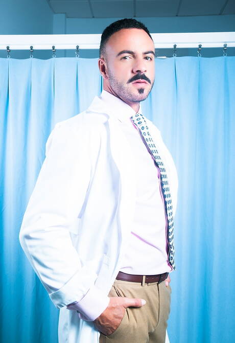 Der starke Mann Joe Gillis und der Hengst Leo Rosso in einer Schwanzlutschszene