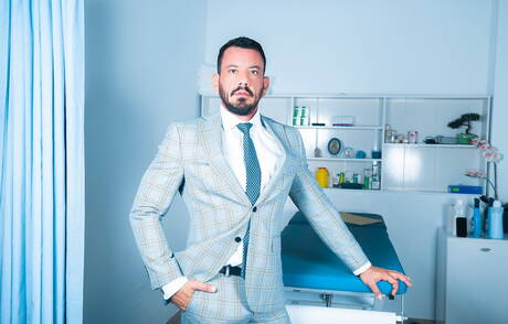 Der starke Mann Joe Gillis und der Hengst Leo Rosso in einer Schwanzlutschszene