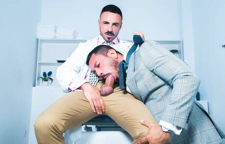 Der starke Mann Joe Gillis und der Hengst Leo Rosso in einer Schwanzlutschszene