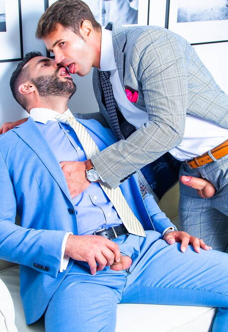 스페인의 핫한 곰 다니 로블레스와 근육질 몸매의 마시모 아라드가 멋진 항문 섹스를 즐긴다