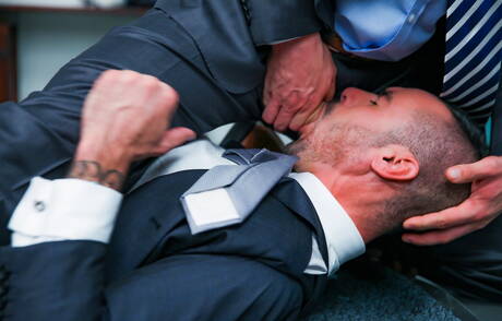 ドイツのイケメン、ハンス・ベルリンとイギリスのハンキーな男、アイザック・ジョーンズが熱い同性愛シーンに出演