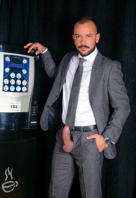 Men At Play: Beefcake Bruno Max and muscular Sir Peter in hot ass bang