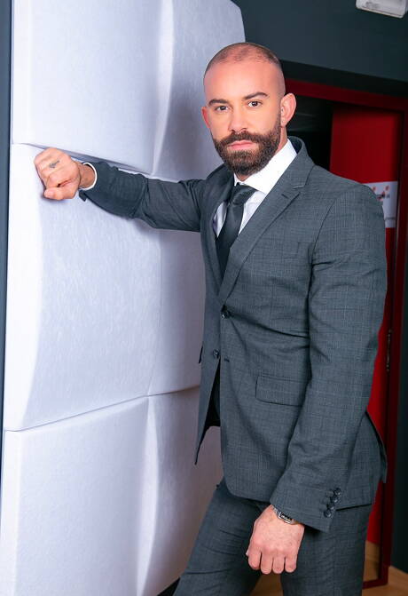 Beefcake Bruno Max and muscular Sir Peter in hot ass bang