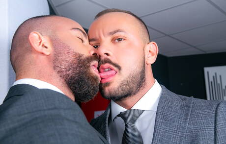 Beefcake Bruno Max and muscular Sir Peter in hot ass bang