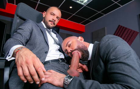 Beefcake Bruno Max and muscular Sir Peter in hot ass bang