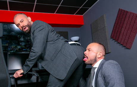 Beefcake Bruno Max and muscular Sir Peter in hot ass bang