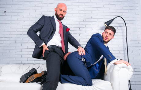 Le dur à cuire Bruno Max et le costaud Manuel Reyes ont une relation sexuelle torride