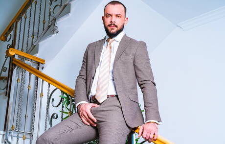 Il duro Bruno Max e il bel fusto Sir Peter fanno sesso in cucina