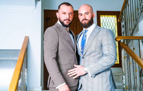 Il duro Bruno Max e il bel fusto Sir Peter fanno sesso in cucina