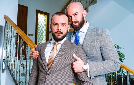 Il duro Bruno Max e il bel fusto Sir Peter fanno sesso in cucina