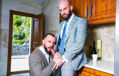 Il duro Bruno Max e il bel fusto Sir Peter fanno sesso in cucina