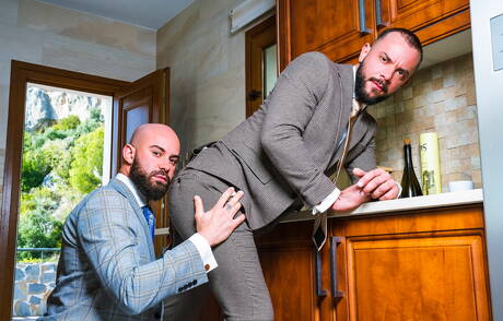 Il duro Bruno Max e il bel fusto Sir Peter fanno sesso in cucina