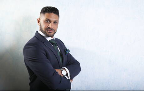 Der brasilianische harte Kerl Andy Star und der harte Kerl Pierre Alexander ficken in den Arsch, nachdem sie Schwänze gelutscht haben