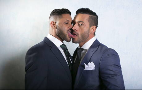 Der brasilianische harte Kerl Andy Star und der harte Kerl Pierre Alexander ficken in den Arsch, nachdem sie Schwänze gelutscht haben