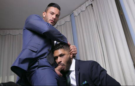 Der brasilianische harte Kerl Andy Star und der harte Kerl Pierre Alexander ficken in den Arsch, nachdem sie Schwänze gelutscht haben