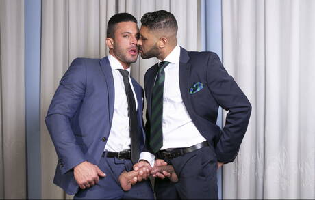 Der brasilianische harte Kerl Andy Star und der harte Kerl Pierre Alexander ficken in den Arsch, nachdem sie Schwänze gelutscht haben