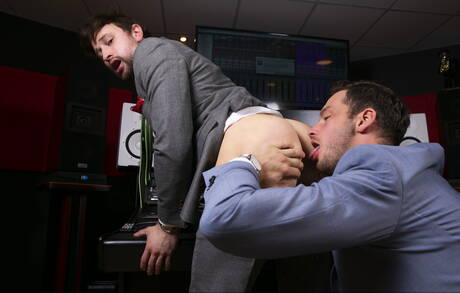 Der belgische harte Kerl Damon Heart und der haarige englische Hengst Drew Dixon lieben sich