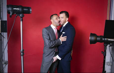 Der harte Kerl Franky Fox und der bullige Vadim Romanov ficken den Arsch, nachdem sie einen Schwanz gelutscht haben