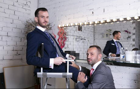 Der harte Kerl Franky Fox und der bullige Vadim Romanov ficken den Arsch, nachdem sie einen Schwanz gelutscht haben