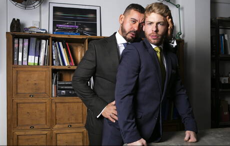 Engelse harige hengst Gabriel Phoenix en gespierde Thomas Thunder hebben hete seks