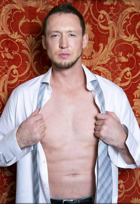 Il muscoloso Miguel Angel e il muscoloso americano Pierce Paris fanno sesso anale