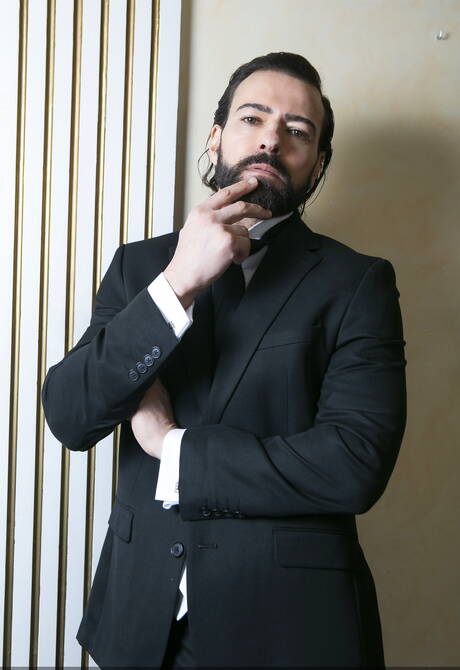 Muskularny Miguel Angel i amerykański muskularny Pierce Paris uprawiają seks analny