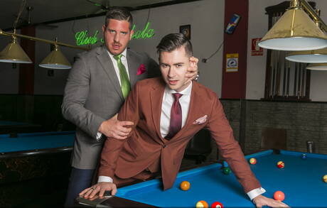 Der muskulöse David Cork und der englische harte Kerl Lukas Daken beim harten Analsex