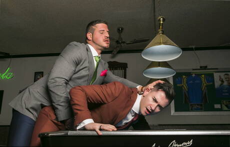 Der muskulöse David Cork und der englische harte Kerl Lukas Daken beim harten Analsex