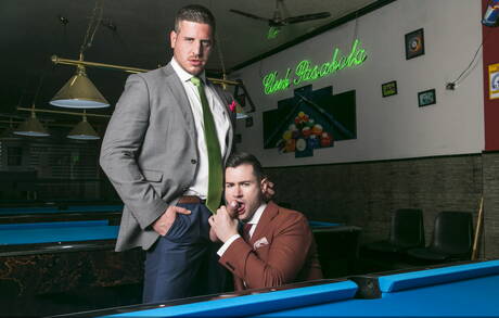 Der muskulöse David Cork und der englische harte Kerl Lukas Daken beim harten Analsex