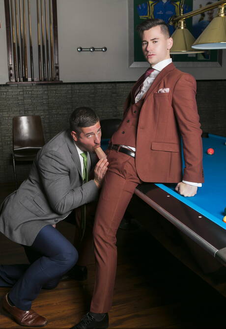 Der muskulöse David Cork und der englische harte Kerl Lukas Daken beim harten Analsex