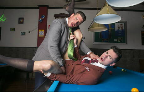 Der muskulöse David Cork und der englische harte Kerl Lukas Daken beim harten Analsex