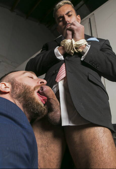 Men At Play: Hengst Dani Rivera und Hengst Manuel Scalco in einer Bondage-Sexszene